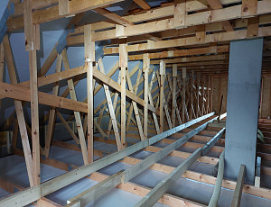 Zateplení stropu novostavby rodinného domu pomocí foukané izolace